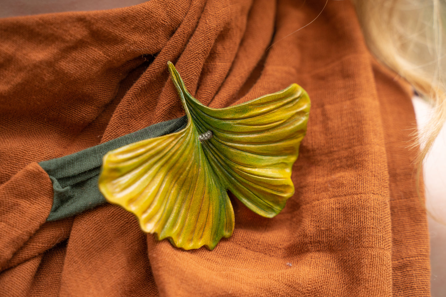 Loop im Holztraum mit Gingkoblatt