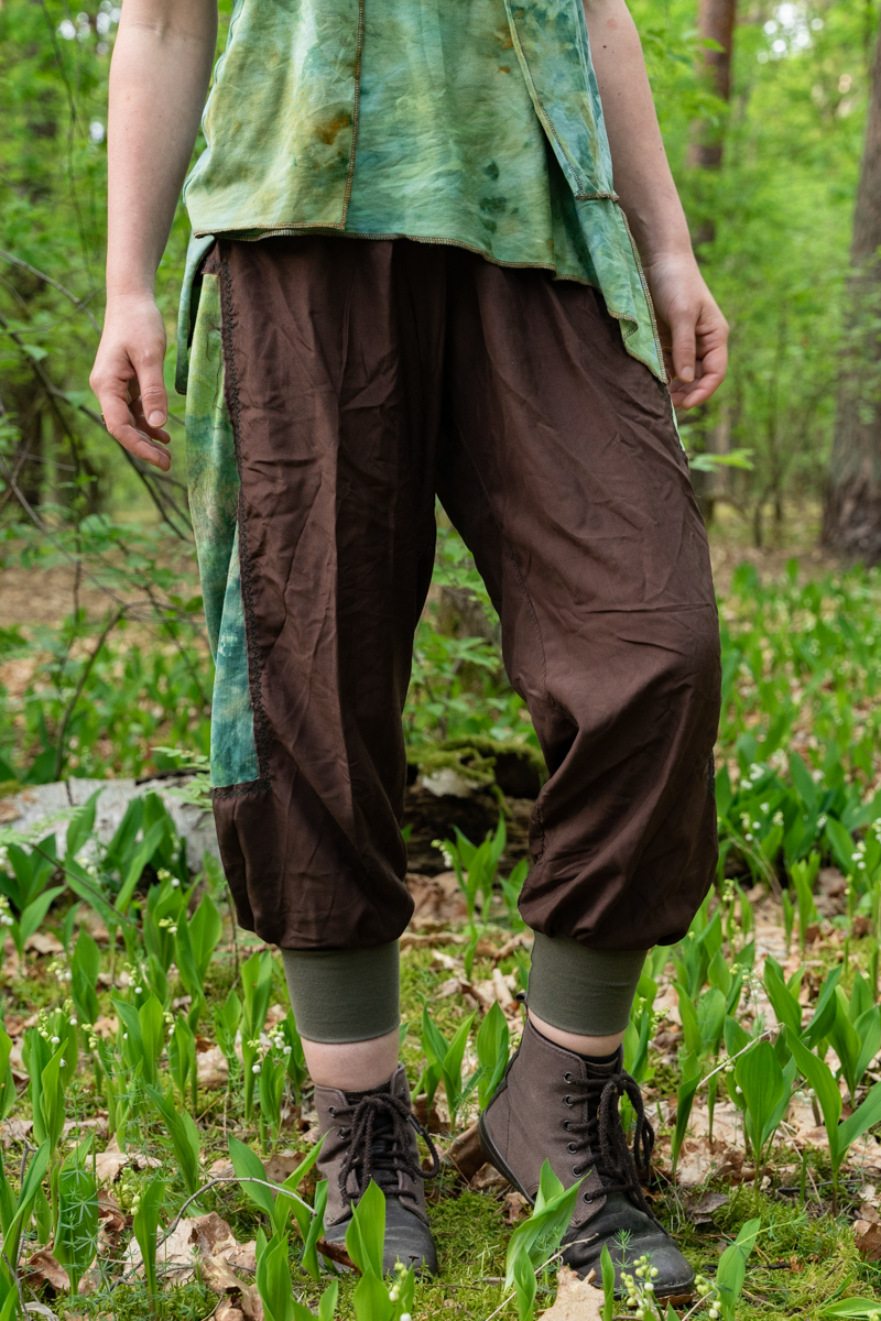 Gr. 38 - 3/4-Hose aus Seide mit Blätterprint