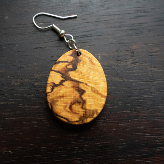 verschiedene Ohrringe aus heimischen Holz