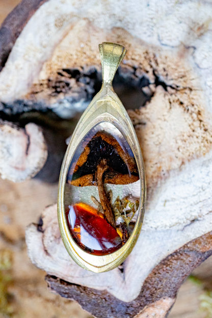 Elbisches Amulett – Granat & goldenes, geprägtes Messing