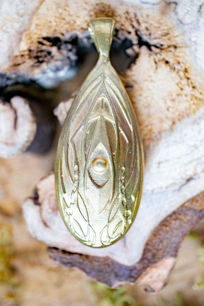 Elbisches Amulett – Granat & goldenes, geprägtes Messing