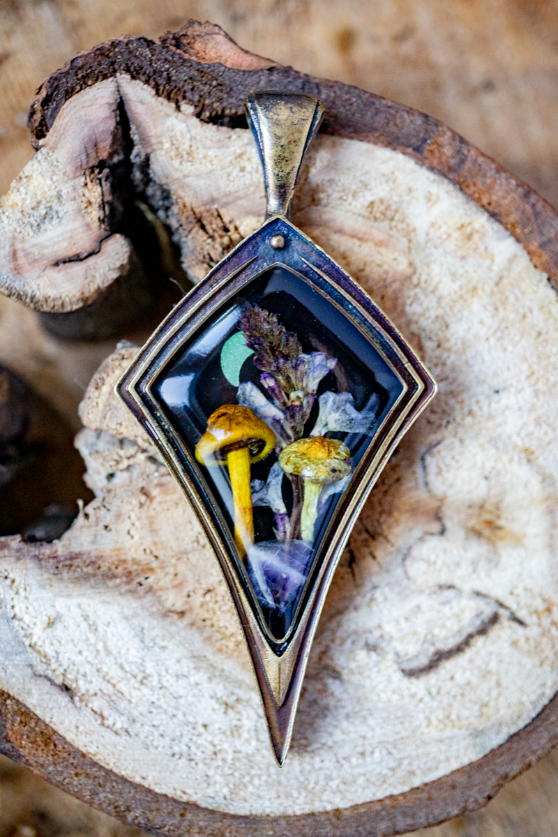 Elfisches Naturamulett – Schwefelköpfe & Mond in Resin