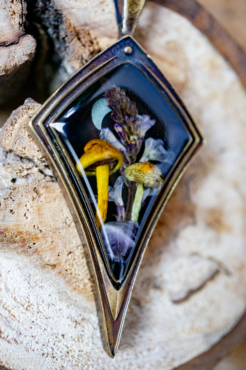 Elfisches Naturamulett – Schwefelköpfe & Mond in Resin