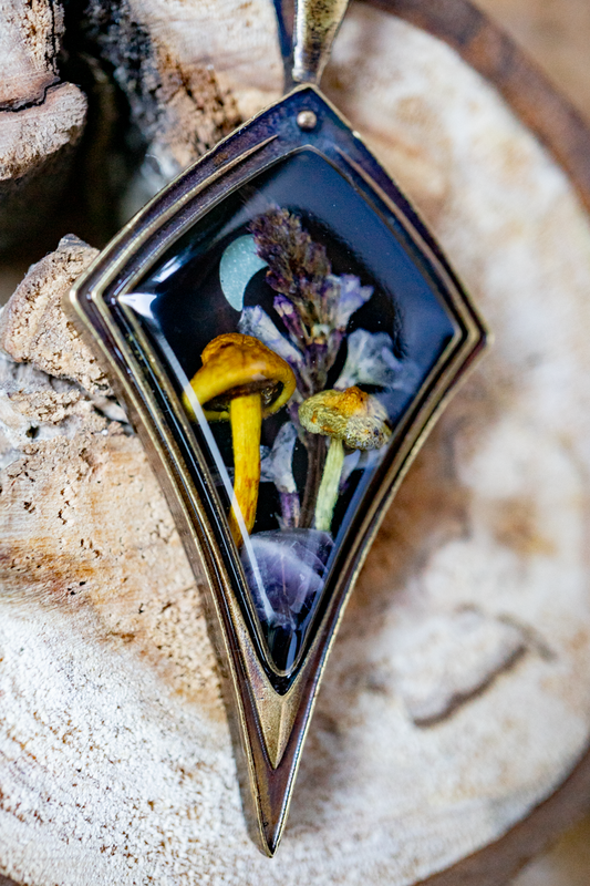 Elfisches Naturamulett – Schwefelköpfe & Mond in Resin
