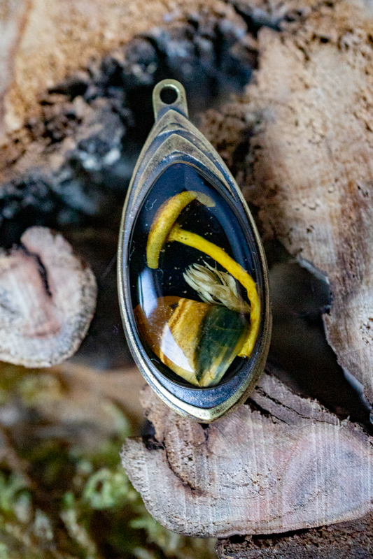 Kleinste Waldartefakte – Messing in elbischer Form