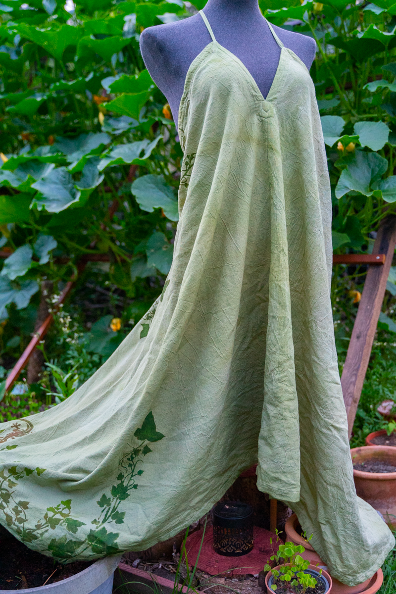 Waldelfe – handgefärbtes Hanfkleid mit Efeuranken