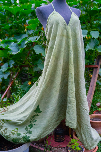 Waldelfe – handgefärbtes Hanfkleid mit Efeuranken