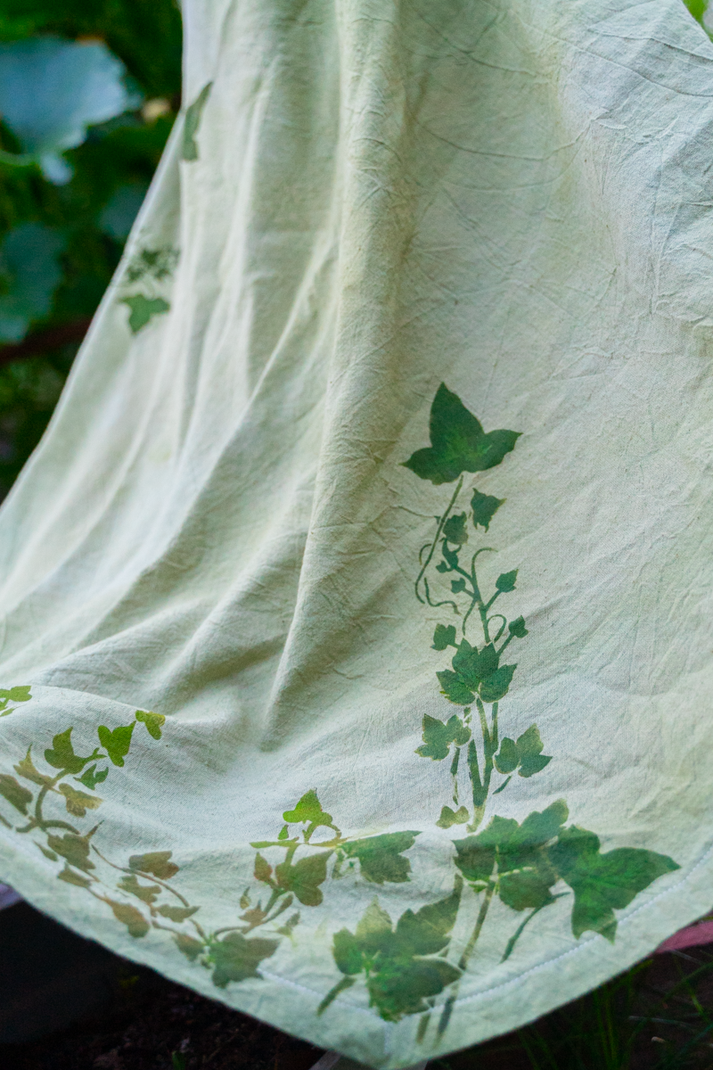 Waldelfe – handgefärbtes Hanfkleid mit Efeuranken