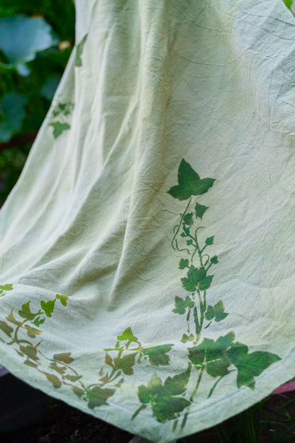 Waldelfe – handgefärbtes Hanfkleid mit Efeuranken