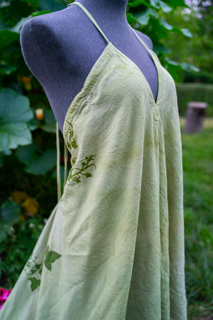 Waldelfe – handgefärbtes Hanfkleid mit Efeuranken