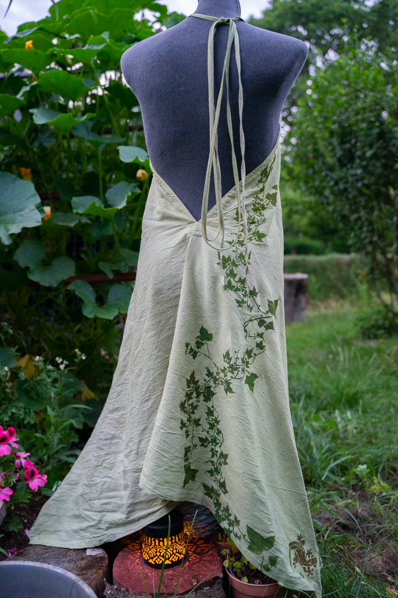 Waldelfe – handgefärbtes Hanfkleid mit Efeuranken