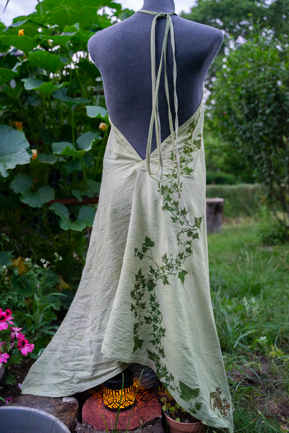 Waldelfe – handgefärbtes Hanfkleid mit Efeuranken