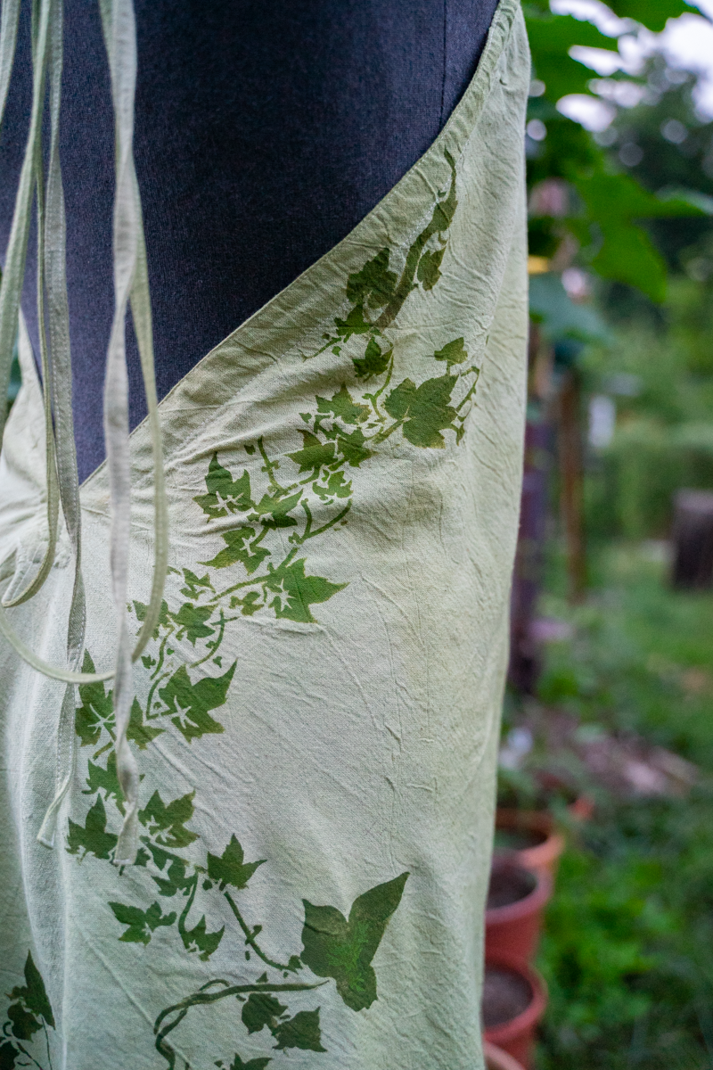 Waldelfe – handgefärbtes Hanfkleid mit Efeuranken