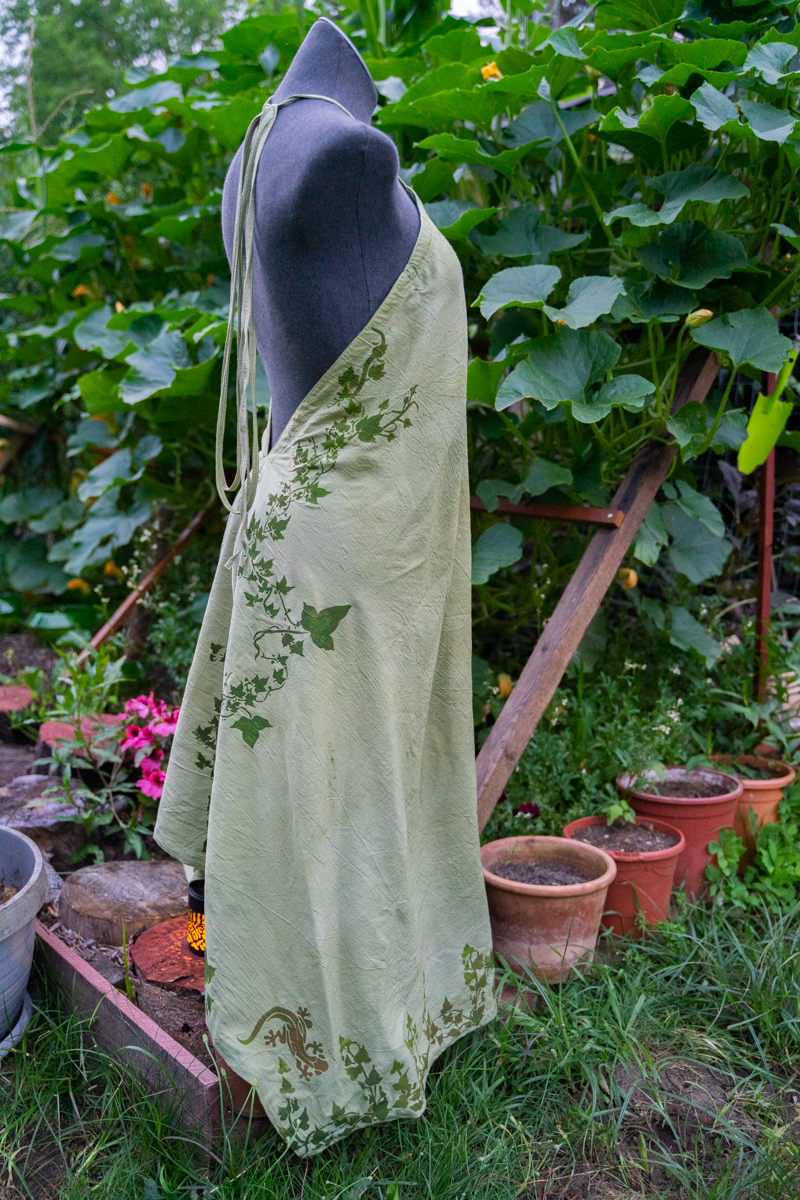 Waldelfe – handgefärbtes Hanfkleid mit Efeuranken