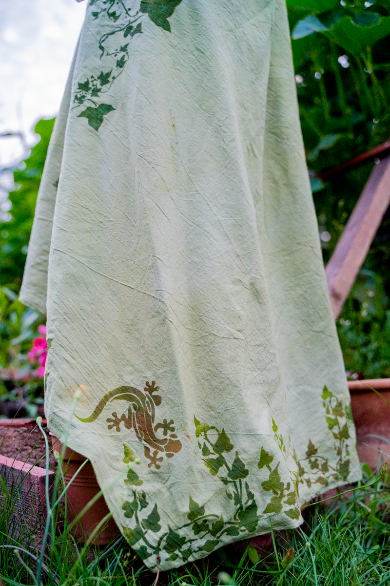Waldelfe – handgefärbtes Hanfkleid mit Efeuranken