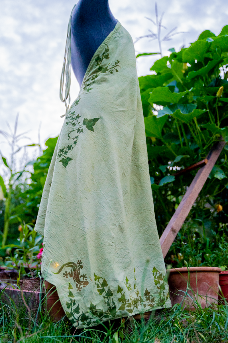 Waldelfe – handgefärbtes Hanfkleid mit Efeuranken