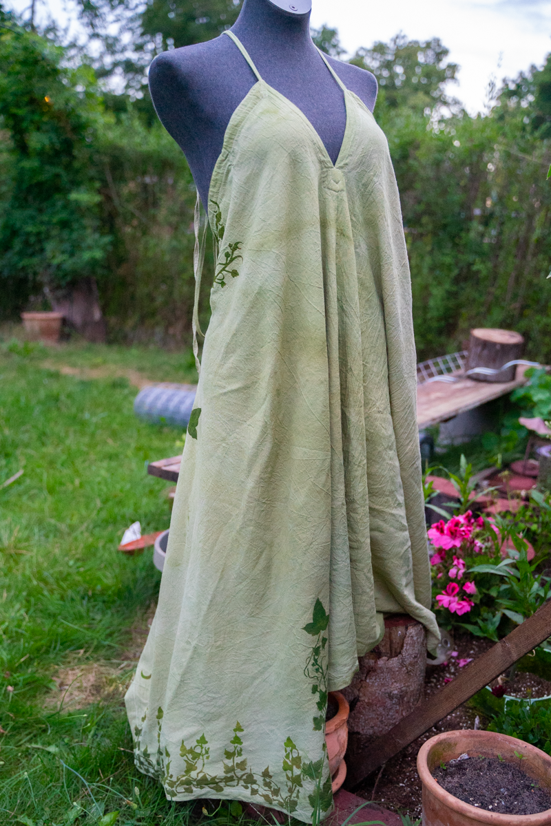 Waldelfe – handgefärbtes Hanfkleid mit Efeuranken