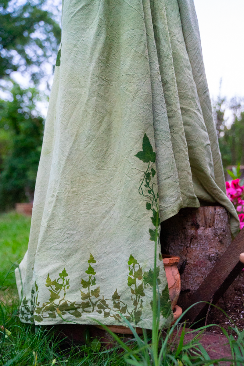 Waldelfe – handgefärbtes Hanfkleid mit Efeuranken