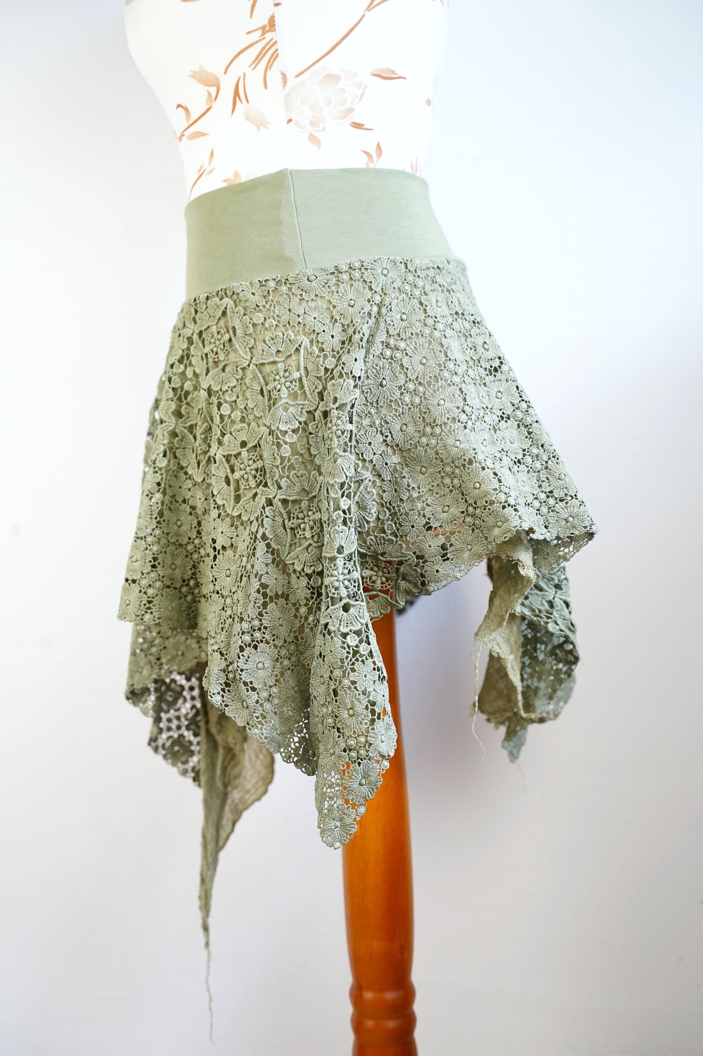 Unsize - Pointed skirt made of Plauen lace